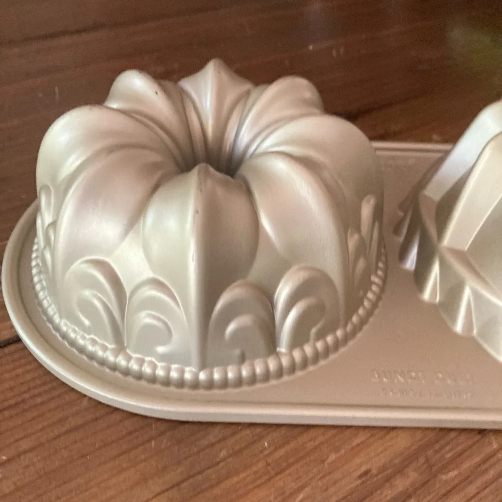 Williams Sonoma Gold Bundt Pan